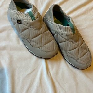 Teva Women’s slip on quilted shoes NWT